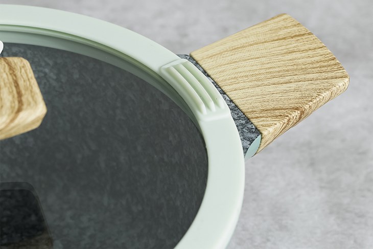 Nồi nhôm đúc vân đá nắp kính 20 cm Carez CPC595DI20SN thiết kế tay cầm bằng nhựa và bọc gỗ bên ngoài giúp người dùng cầm thoải mái, không lo bị nóng