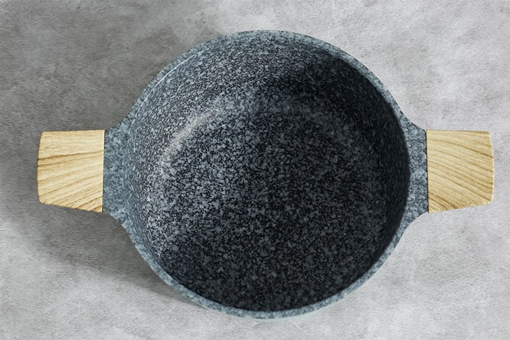 Nồi nhôm đúc vân đá nắp kính 20 cm Carez CPC595DI20SN với lòng nồi vân đá phủ chống dính giữ cho thức ăn luôn đẹp mắt, không bị dính vào đáy nồi