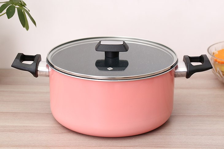 Nồi nhôm nắp kính 24 cm Kims Cook EARM524H Hồng trang bị nắp kính trong suốt, dễ quan sát thực phẩm bên trong