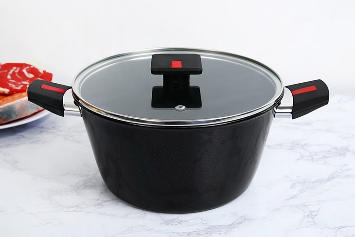 Nồi nhôm nắp kính 24 cm Kims Cook SB524 sở hữu kiểu dáng hiện đại, màu đen kết hợp viền inox sang trọng