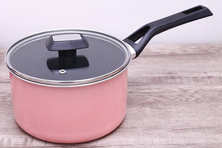 Quánh nhôm chống dính nắp kính 18 cm Kims Cook EARM318H có đường kính quánh 18 cm có thể dùng nấu ăn cho gia đình có 1 - 2 người