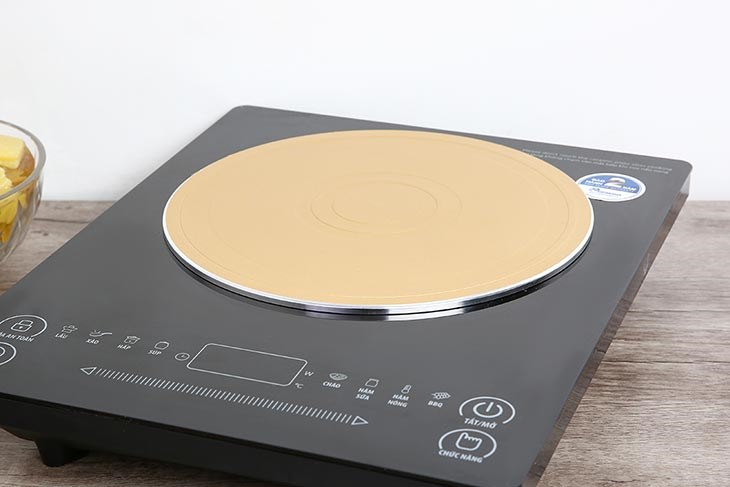 Mâm thép chuyển từ 24 cm Visions VS-IND-24PL/GD có thể kết hợp với nồi thuỷ tinh để dễ dàng sử dụng trên bếp từ