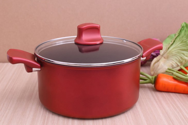 Nồi nhôm chống dính nắp kính 24 cm Tefal C6824672 có kiểu dáng sang trọng, màu đỏ bắt mắt