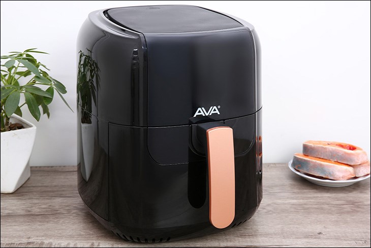 Nồi chiên không dầu AVA BF502A 6 lít có dung tích lớn nên có khối lượng khá nặng