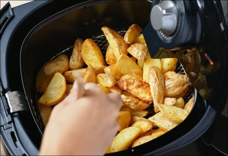 Khi sử dụng nồi chiên không dầu, thức ăn chiên sẽ khô hơn so với chiên truyền thống