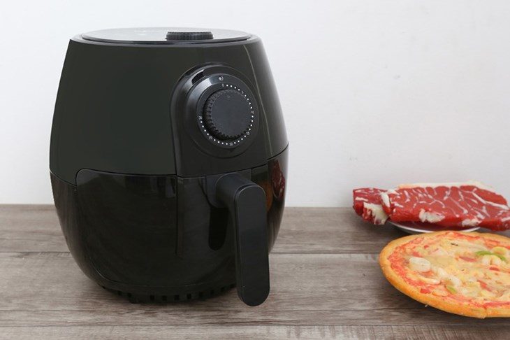 Nồi chiên không dầu Mishio MK-01 3.8 lít khoác trên mình gam màu đen bắt mắt với vỏ dày bóng loáng, tô điểm cho không gian sử dụng
