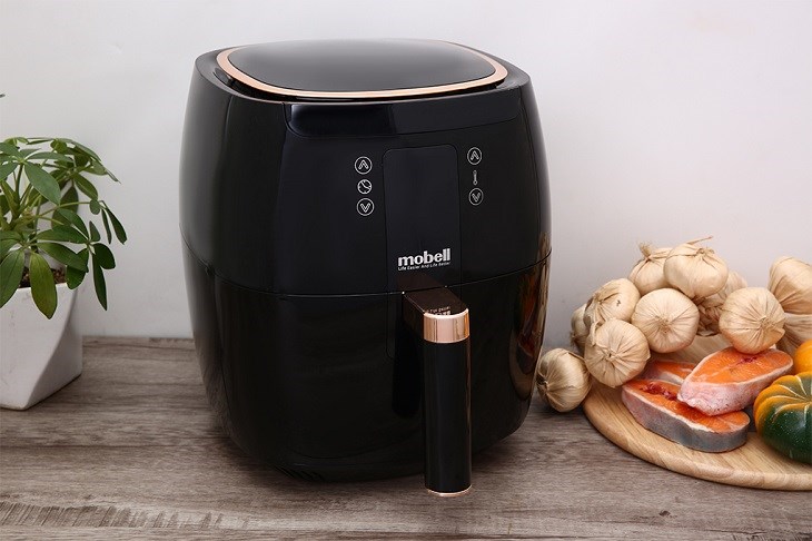 Nồi chiên không dầu Mobell AF-18-YJ 5.8 lít có thiết kế màu đen sang trọng, phù hợp mọi gian bếp