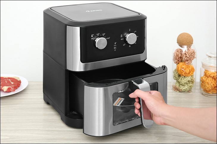 Nồi chiên không dầu Rapido RAF-8.0M 8 lít có dung tích 8 lít, đáp ứng tốt nhu cầu sử dụng của gia đình có từ 4 - 6 thành viên