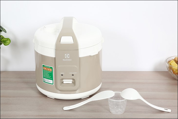 Nồi cơm nắp gài Electrolux 1.8 lít E4RC1-350B được bán với giá 1.190.000 đồng (cập nhật 05/2023 và có thể thay đổi theo thời gian)