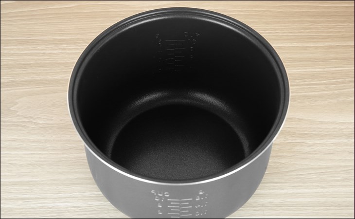 Nồi cơm nắp gài Panasonic 1.8 lít SR-MVN18LRAX được làm từ hợp kim nhôm phủ lớp chống dính giúp nấu cơm mau chín, hạn chế bị thức ăn bám dính ở đáy nồi