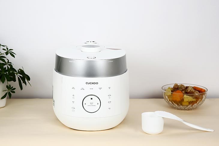 Nồi cơm áp suất cao tần Cuckoo 1.08 lít CRP-LHTR0609F/WHSIVNCV hoạt động dựa trên việc tự điều chỉnh bằng chíp điện tử cài đặt sẵn các chương trình nấu