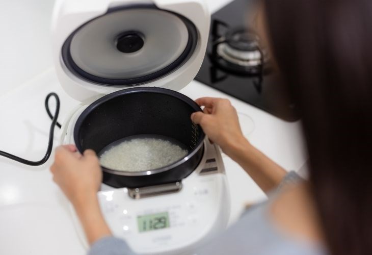 Đặt nồi vào lòng nồi bằng hai tay để tránh tình trạng rơ le nhanh hư nhé!