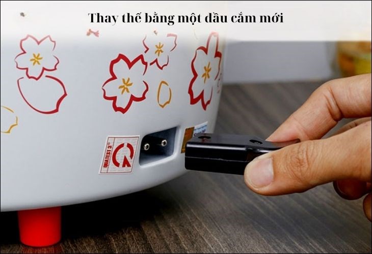 Hãy thay thế một đầu cắm cho nồi cơm điện nắp rời Sharp 2.2 lít KSH-D22V nếu dây bị đứt nhé!