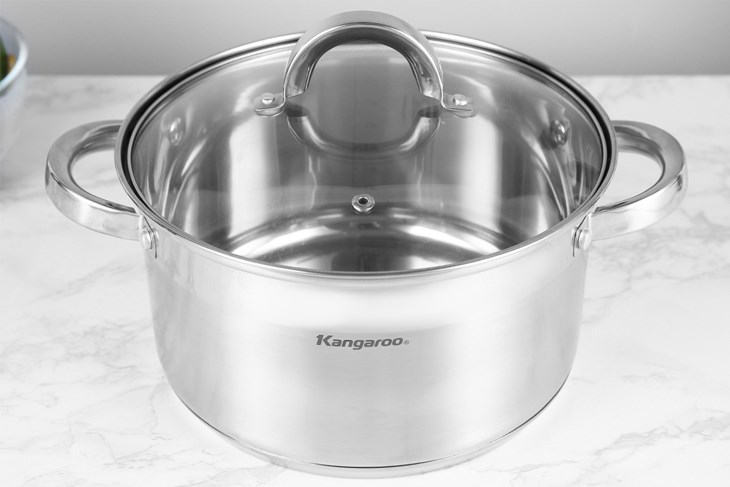 Nồi inox 5 đáy nắp kính 26 cm Kangaroo KG876XL có thiết kế đơn giản, đẹp mắt, cùng vỏ ngoài sáng bóng