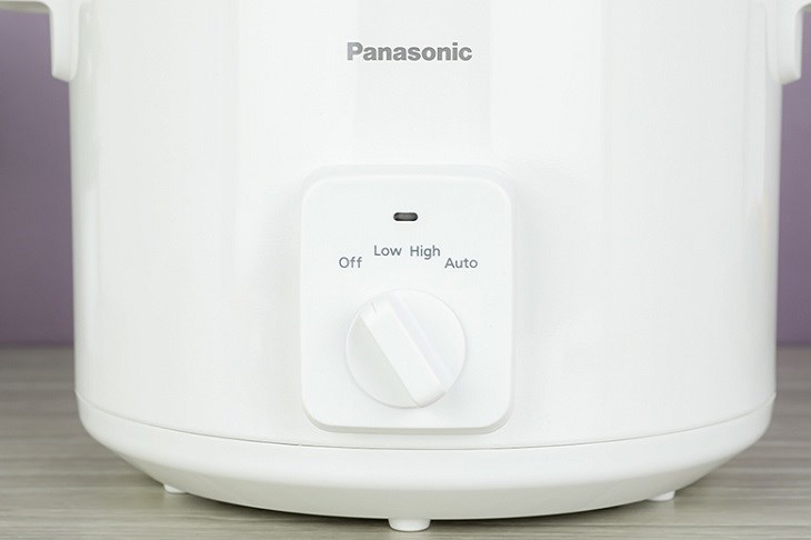 Nồi nấu chậm Panasonic được trang bị bảng điều khiển nút vặn dễ sử dụng với 3 chế độ