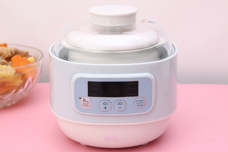 Nồi nấu chậm Bear 0.8 lít DDZ-A08G2 có thiết kế nhỏ gọn, tô điểm không gian bếp với gam màu tươi sáng, đẹp mắt