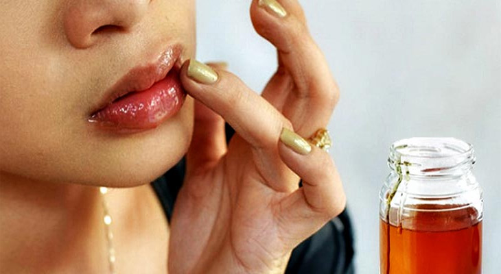 Nước hoa hồn giúp chữa lành môi bị nứt nẻ
