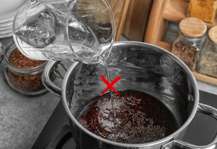 Không nên dùng nước thải từ máy lọc nước để nấu ăn vì vẫn còn chứa vi khuẩn và tạp chất