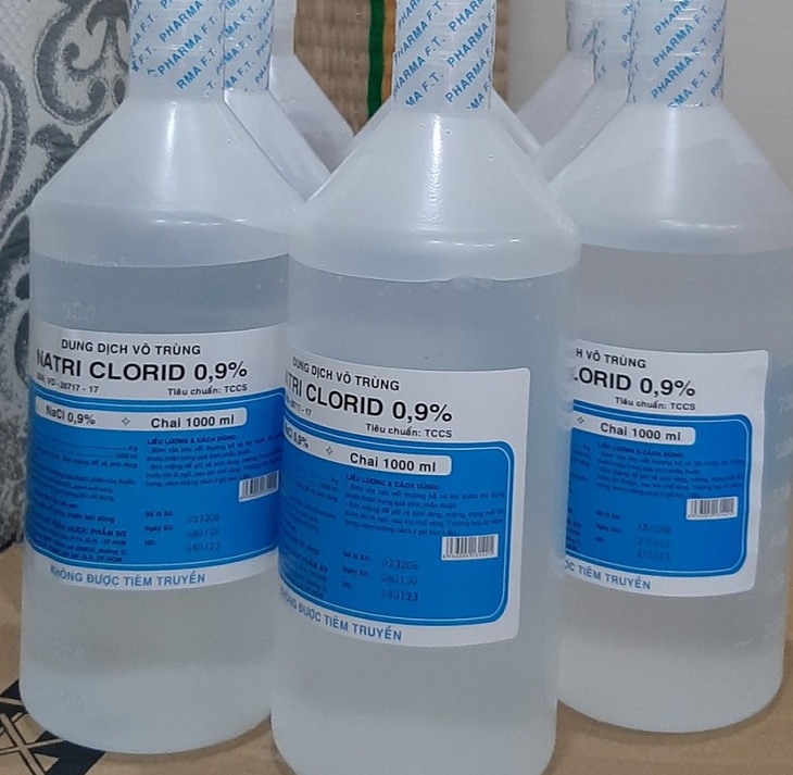 Dùng nước muối sinh lý