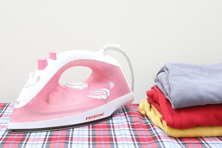 Bàn ủi hơi nước Pensonic PSI-1007 1200W có khả năng lướt nhanh trên nhiều bề mặt vải khác nhau