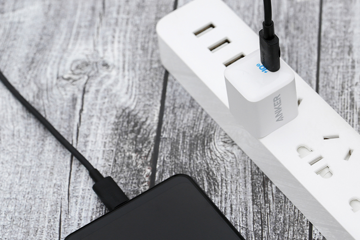 Laptop nên sử dụng adapter, máy tính bảng hay điện thoại thì hãy dùng sạc