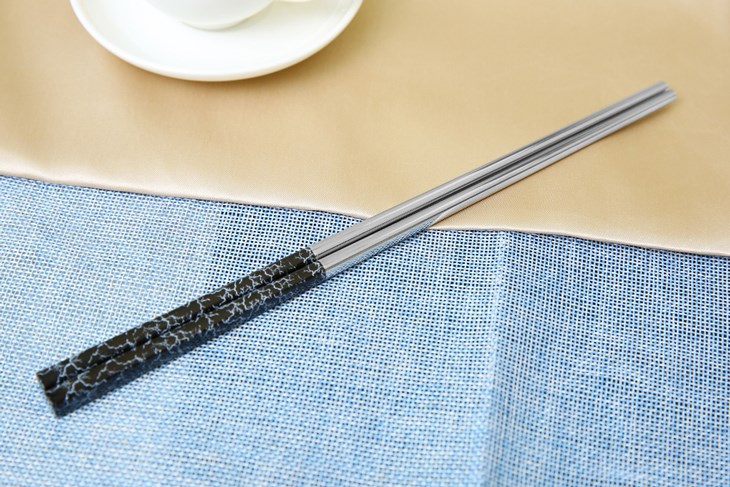 Bộ 5 đôi đũa inox BHX SH-JQ05 sở hữu vẻ ngoài sáng bóng, họa tiết đá hoa cương sang trọng, bắt mắt