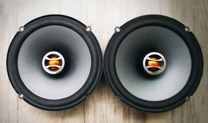 Ở các dòng loa có 1 loa bass và 1 loa treble là sử dụng phân tần 2 đường tiếng