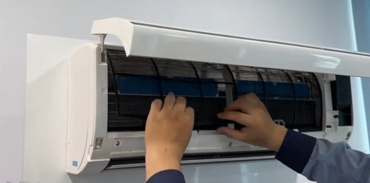 Tháo phin lọc không khí bên ngoài