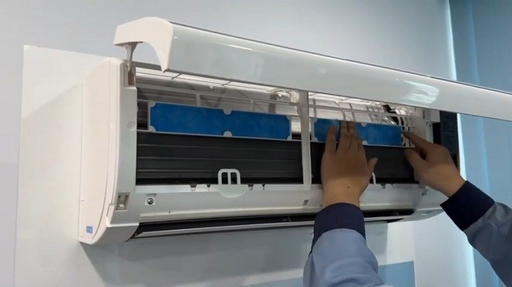 Tháo ra phin lọc Enzym Blue kết hợp lọc bụi PM2.5 cũ đang nằm trên máy