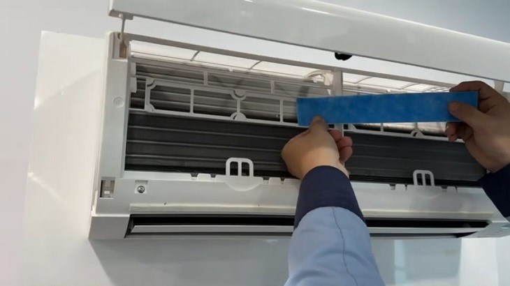 Gắn phin lọc không khí mới