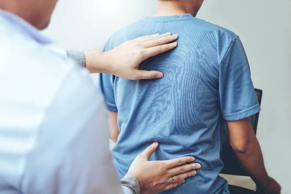 Phương pháp này giúp kéo giãn cơ bắp ra nhiều hướng, tránh được sự chèn ép cột sống