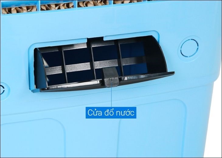 Bạn có thể châm nước vào quạt điều hòa Rapido 6000D qua cửa bên hông