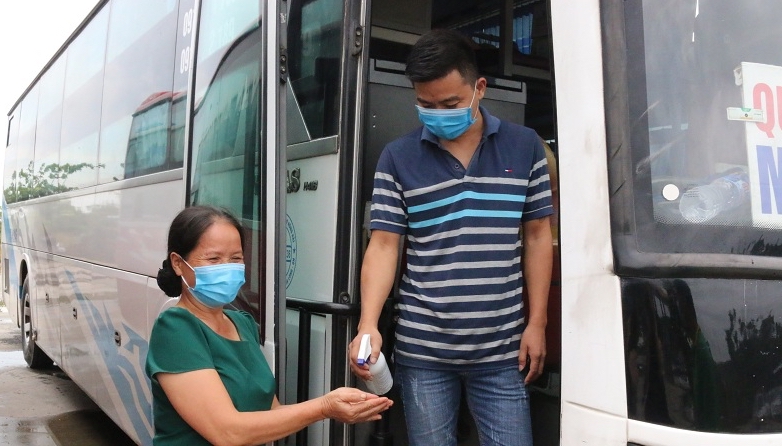Khi lên xe cần, hành khách cần đeo khẩu trang, sát khuẩn tay, hạn chế tiếp xúc.