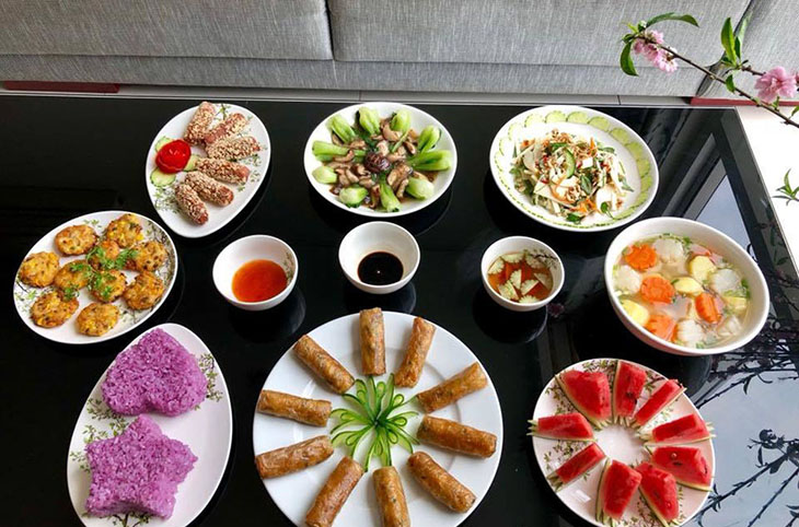 Dọn dẹp bàn thờ và chuẩn bị đồ lễ để cúng