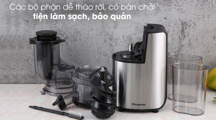 Máy ép chậm Kangaroo KG1B6 có đi kèm bàn chải cho bạn làm sạch máy nhanh gọn hơn