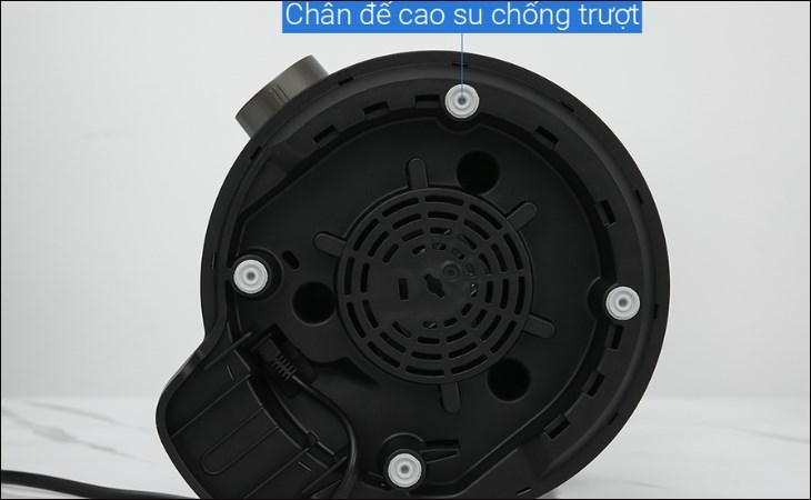 Máy xay ép đa năng Panasonic MJ-CB800SRA có chân đế chống trượt, giúp thiết bị vận hành êm ái, hạn chế rơi vỡ