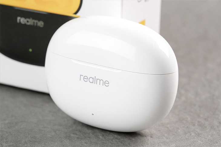 Hộp sạc của realme Buds T100được làm từ nhựa nhưng không ọp ẹp và có độ hoàn thiện rất tốt