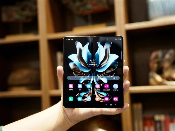 Điện thoại Samsung W24 sở hữu hiệu năng mạnh mẽ