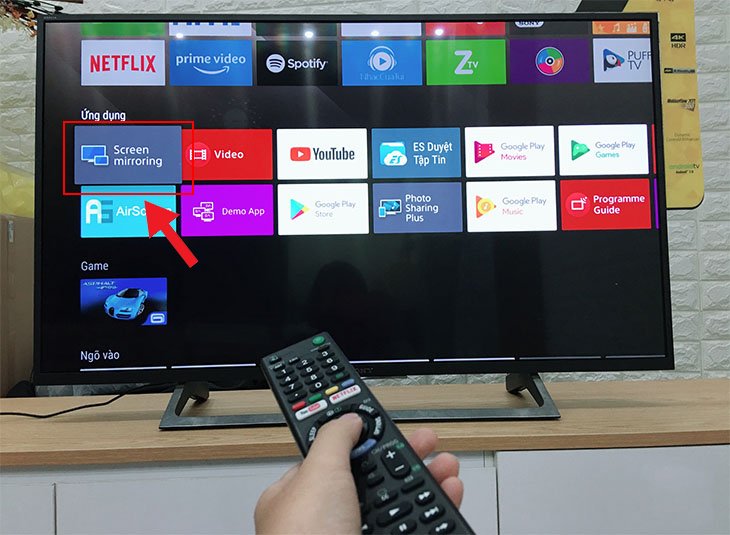 Khởi động tivi và chọn ứng dụng Screen Mirroring có sẵn