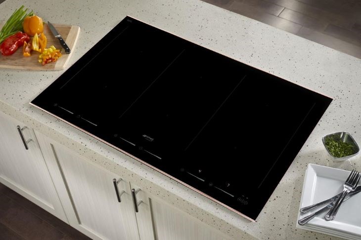 Bếp từ đa vùng nấu Smeg SIM693WLDR (535.64.169) sử dụng linh hoạt với 6 vùng nấu từ, tính năng kết hợp 2 vùng nấu tiện lợi