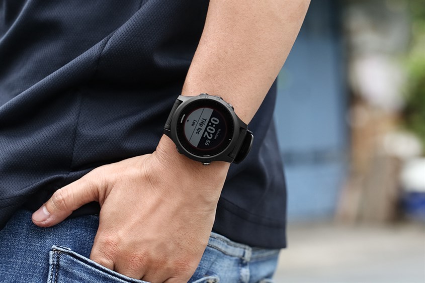 Cả Garmin 935 và Garmin 945 đều sở hữu màn hình MIP 1.2 inch