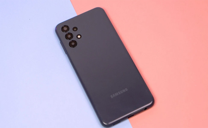Galaxy A: Màn hình được trang bị tấm nền PLS TFT LCD