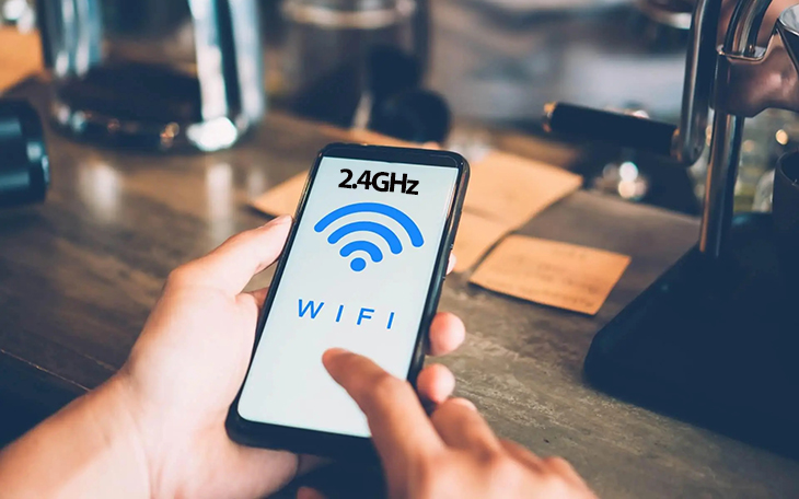 Môi trường sử dụng có nhiều vật cản nên chọn 2.4GHz