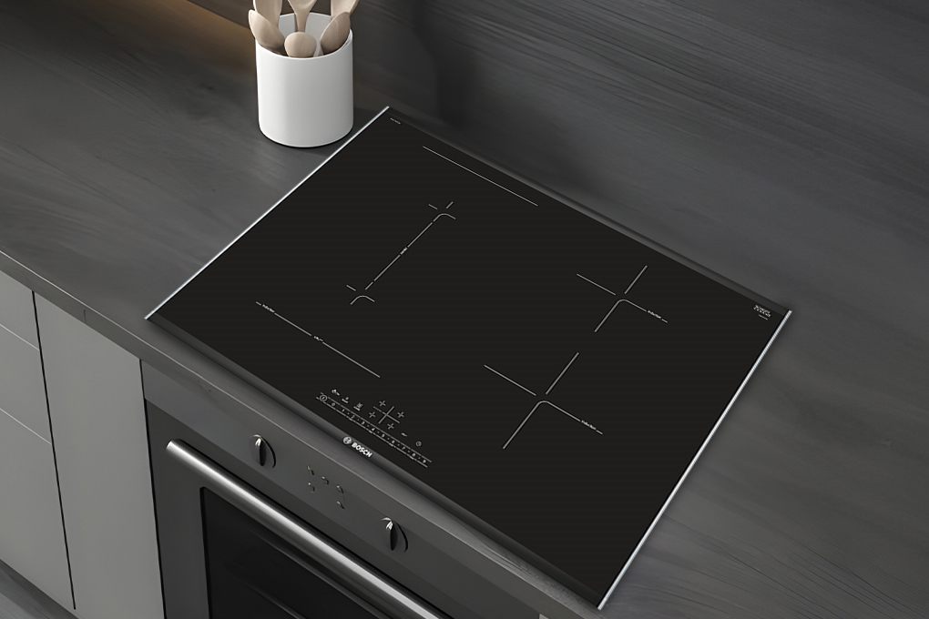 Bếp từ 4 vùng nấu lắp âm Bosch PVS775FC5E sở hữu 4 vùng nấu có hình dạng khá vuông vức, màu đen sang trọng, thiết kế lắp âm tiết kiệm không gian