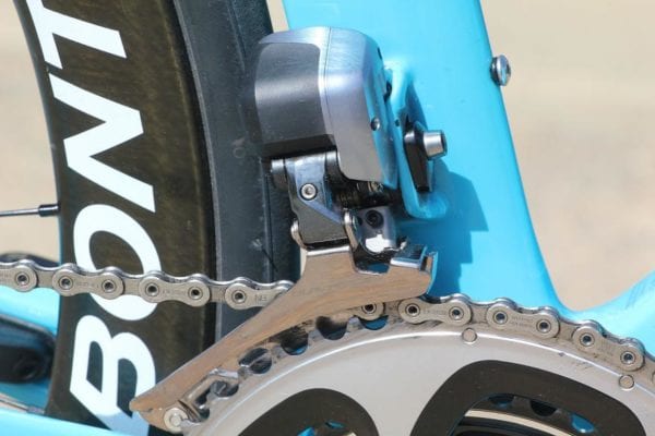 Bộ groupset điện tử hoạt động dựa trên hệ thống điện tử giúp chuyển số nhanh và mượt mà hơn