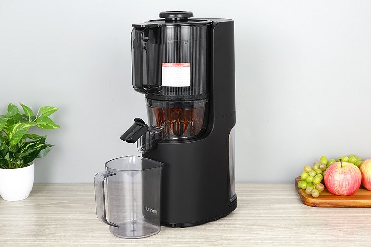 Máy ép chậm Hurom H200-BBE sở hữu màu đen sang trọng, hài hòa với mọi gian bếp