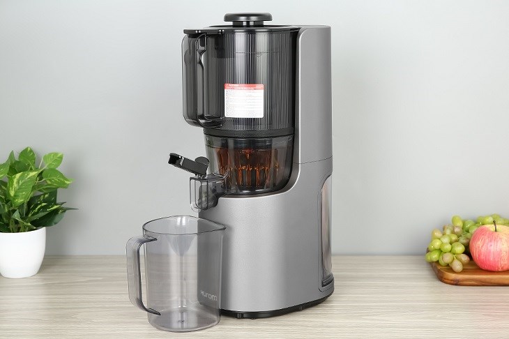 Máy ép chậm Hurom H200-DBE có công suất hoạt động 200W nên giúp ép rau của quả nhanh chóng, tiết kiệm thời gian