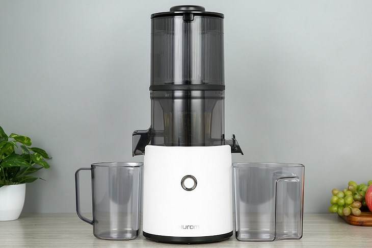 Máy ép chậm Hurom H300E-WBE sở hữu thiết kế màu trắng xám đẹp mắt, phù hợp với mọi gian bếp