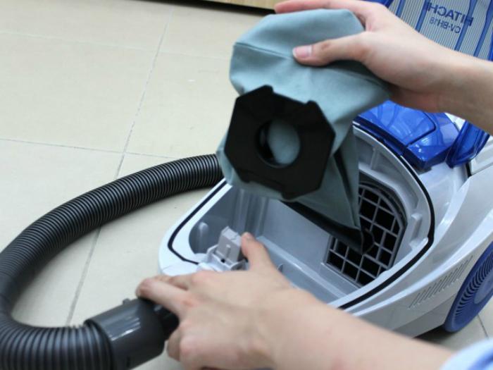 Máy hút bụi có túi ít bẩn hơn loại không có túi
