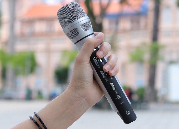 Chất lượng âm thanh mà micro VHF cung cấp thường không đầm và hay bằng micro UHF